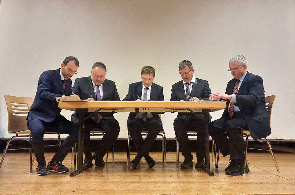 Die Bürgermeister der „RIO-Gemeinden“ Adelsheim, Osterburken, Ravenstein, Rosenberg und Seckach unterzeichnen gemeinsam eine Absichtserklärung.